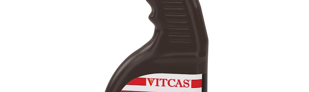 Reinigen Sie die Kaminscheibe mit einer Flüssigkeit, die den Schmutz effektiv entfernt.