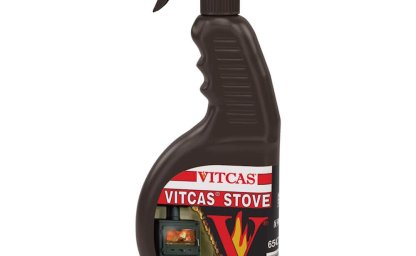 Reinigen Sie die Kaminscheibe mit einer Flüssigkeit, die den Schmutz effektiv entfernt.